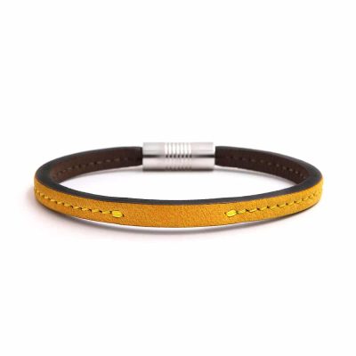 Bracelet en cuir artisanal pour homme Toucan avec un design à la fois classique et original. Made in France, haut de gamme. Couleur jaune safran avec boucle argentée. Fabriqué en France.
