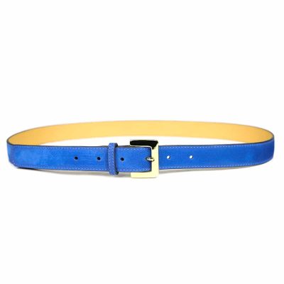Ceinture en cuir artisanal pour femme Mésange. Made in France, haut de gamme. Couleur bleu denim et boucle dorée. Fabriquée en France.