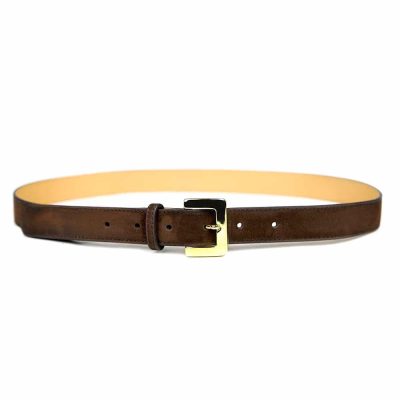 Ceinture en cuir artisanal pour femme Mésange. Made in France, haut de gamme. Couleur bordeaux/marron proche de la sangria et boucle dorée. Fabriquée en France.