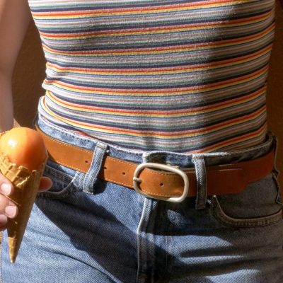 Ceinture en cuir artisanal pour femme Padda. Made in France, de luxe. Couleur marron. Fabriquée en France.