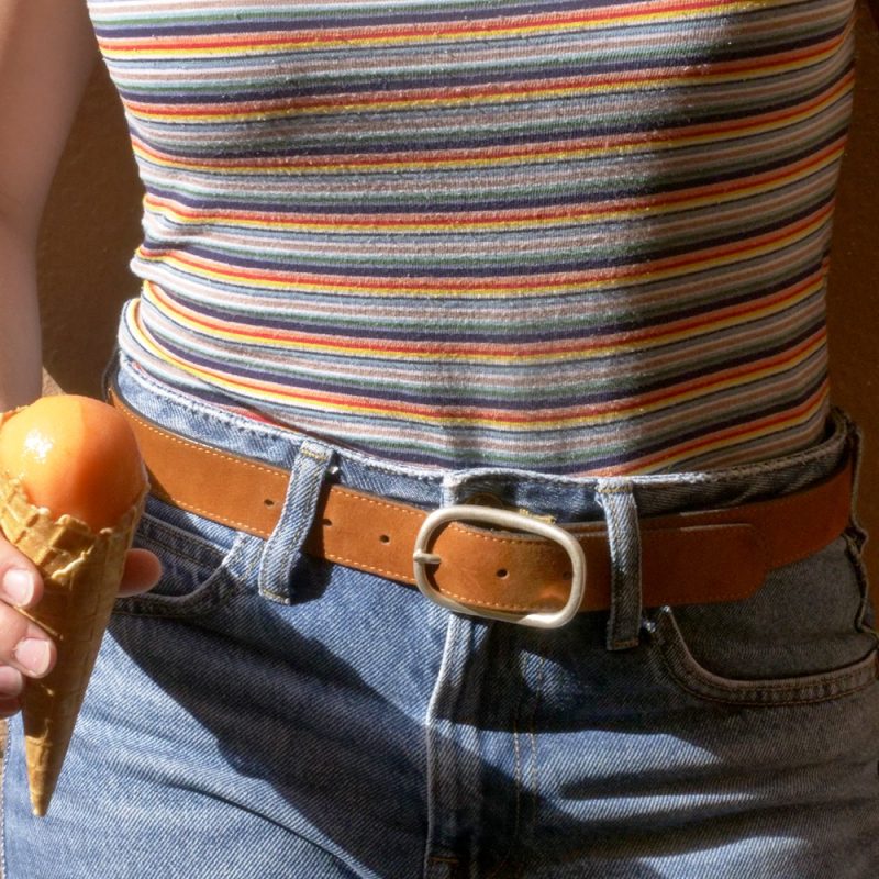 Ceinture en cuir artisanal pour femme Padda. Made in France, de luxe. Couleur marron. Fabriquée en France.