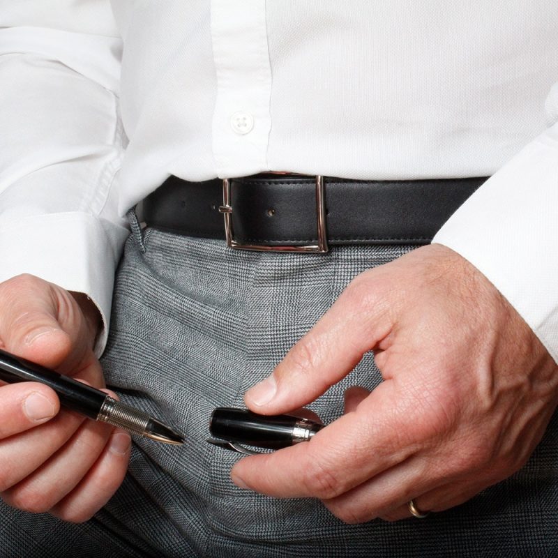 Ceinture pour homme en cuir artisanal Choucas. Made in France, haut-de-gamme. Couleur noir. Fabriquée en France.