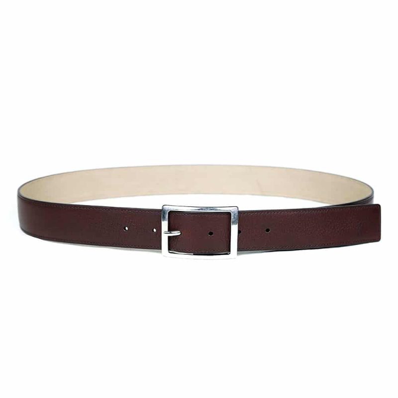 Ceinture pour homme en cuir artisanal Milan. Made in France, haut-de-gamme. Couleur entre le bordeaux et marron, similaire à la sangria avec boucle chromée. Fabriquée en France.