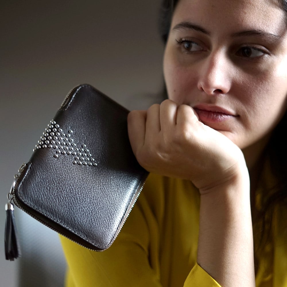 Portefeuille clouté en cuir noir artisanal Mérou. Made in France, haut de gamme. Fabriqué en France.