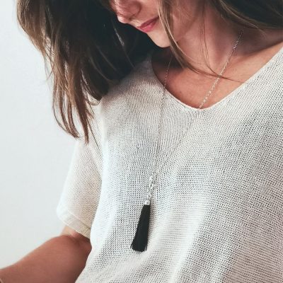 Collier en métal argenté et en cuir artisanal pour femme Fauvette. Made in France, de luxe. Couleur noir et argent. Fabriquée en France.