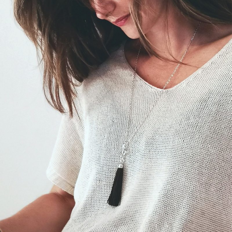 Collier en métal argenté et en cuir artisanal pour femme Fauvette. Made in France, de luxe. Couleur noir et argent. Fabriquée en France.