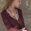 Collier en cuir artisanal pour femme Pélican avec boucle dorée. Made in France, de luxe. Couleur noir et or. Fabriquée en France.