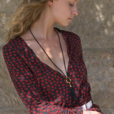 Collier en cuir artisanal pour femme Pélican avec boucle dorée. Made in France, de luxe. Couleur noir et or. Fabriquée en France.