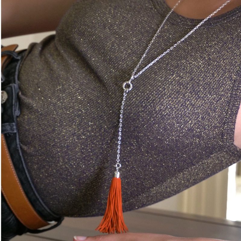Collier en métal argenté et en cuir artisanal pour femme Pinson. Made in France, de luxe. Couleur orange et argent. Fabriquée en France.