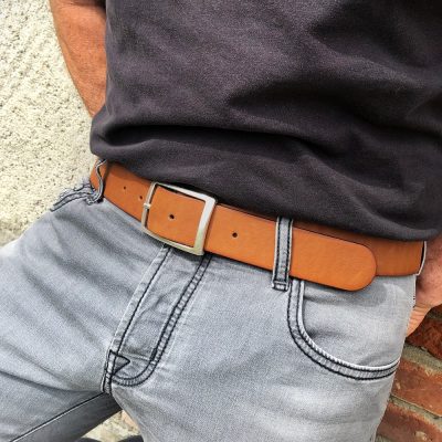 Ceinture en cuir artisanal pour homme Coyote. Made in France, de luxe. Couleur marron cognac caramel. Fabriquée en France.