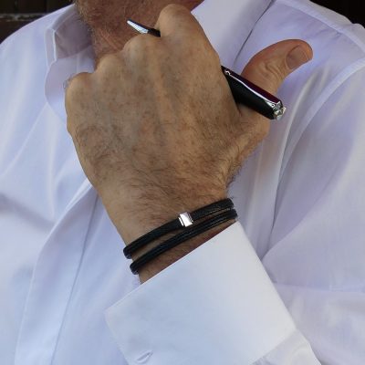 Bracelet en cuir artisanal Koati avec un design classique et original. Couleur noir avec fermoir argent Fabriqué en France.