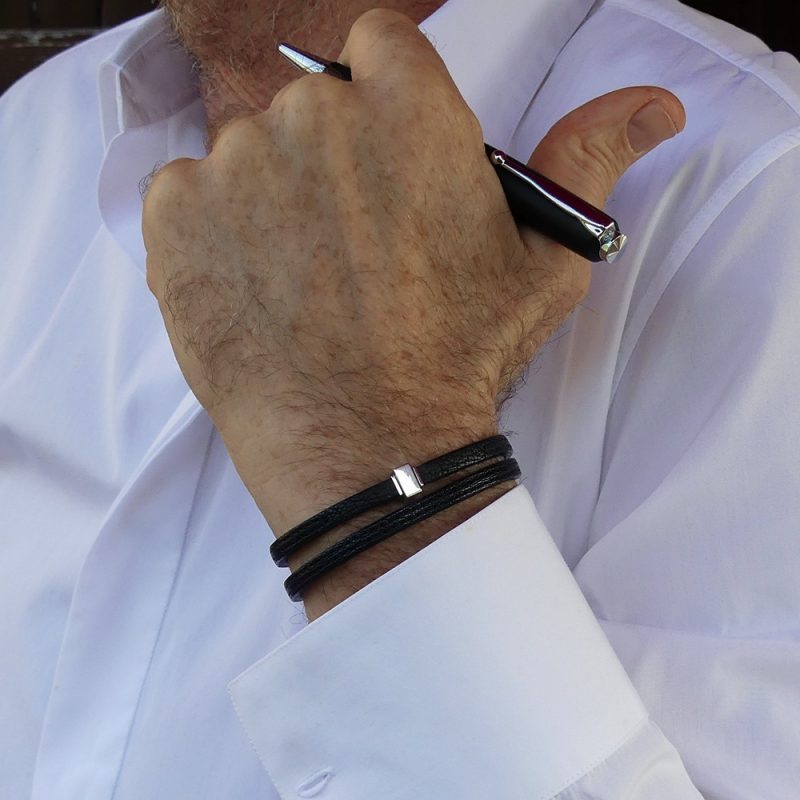 Bracelet en cuir artisanal Koati avec un design classique et original. Couleur noir avec fermoir argent Fabriqué en France.