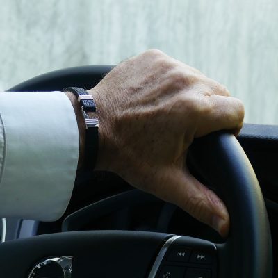 Bracelet en cuir artisanal pour homme Caracal 10 couleur noir avec fermoir argent. Made in France, de luxe. Fabriqué en France.
