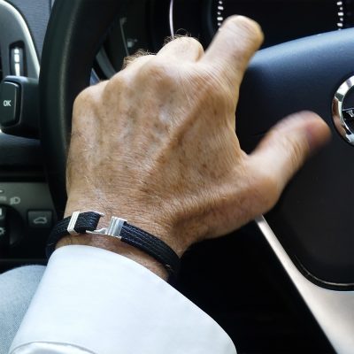 Bracelet en cuir artisanal pour homme Caracal 10 couleur noir avec fermoir argent. Made in France, de luxe. Fabriqué en France.