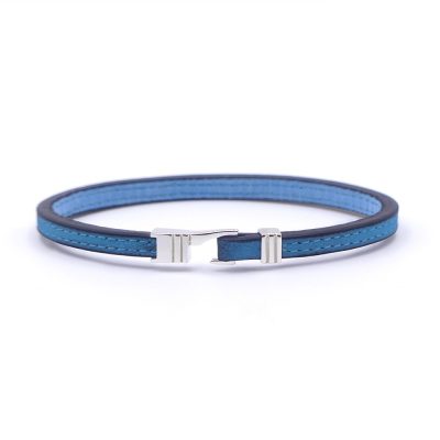 Bracelet en cuir artisanal pour homme Caracal 5 couleur denim avec fermoir argent. Made in France, de luxe. Fabriqué en France.