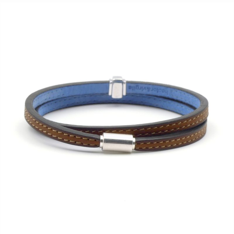 Bracelet en cuir artisanal Koati avec un design classique et original. Couleur pain brulé avec fermoir argent Fabriqué en France.