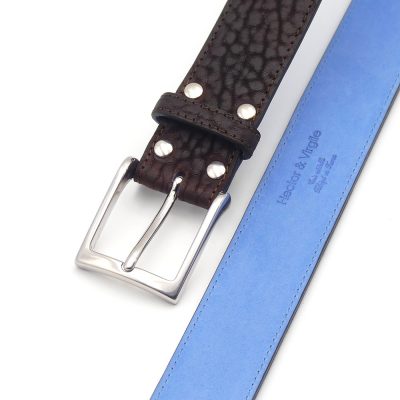 Ceinture pour homme en cuir artisanal Caribou. Made in France, haut-de-gamme. Couleur Châtaigne et texture bosselée avec boucle chromée. Fabriquée en France.