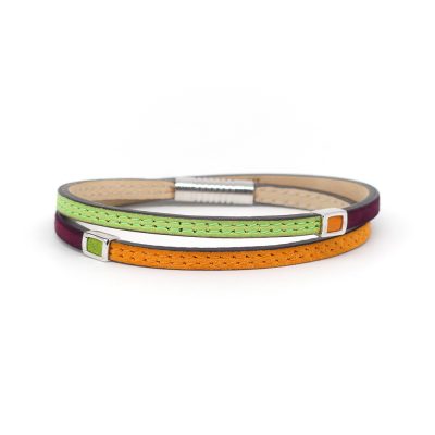 Bracelet en cuir artisanal Arlequin avec un design classique et original. Couleur orange, aubergine et vert clair. Accessoire de luxe fabriqué en France.