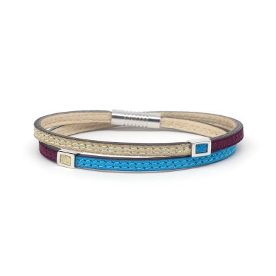Bracelet en cuir artisanal Arlequin avec un design classique et original. Couleur turquoise, amande et aubergine. Accessoire de luxe fabriqué en France.