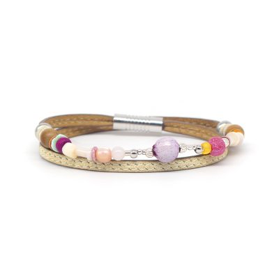 Bracelet en cuir artisanal et à perles pour femme Calao avec un design à la fois classique et original. Made in France, haut de gamme. Couleur amande. Fabriqué en France.