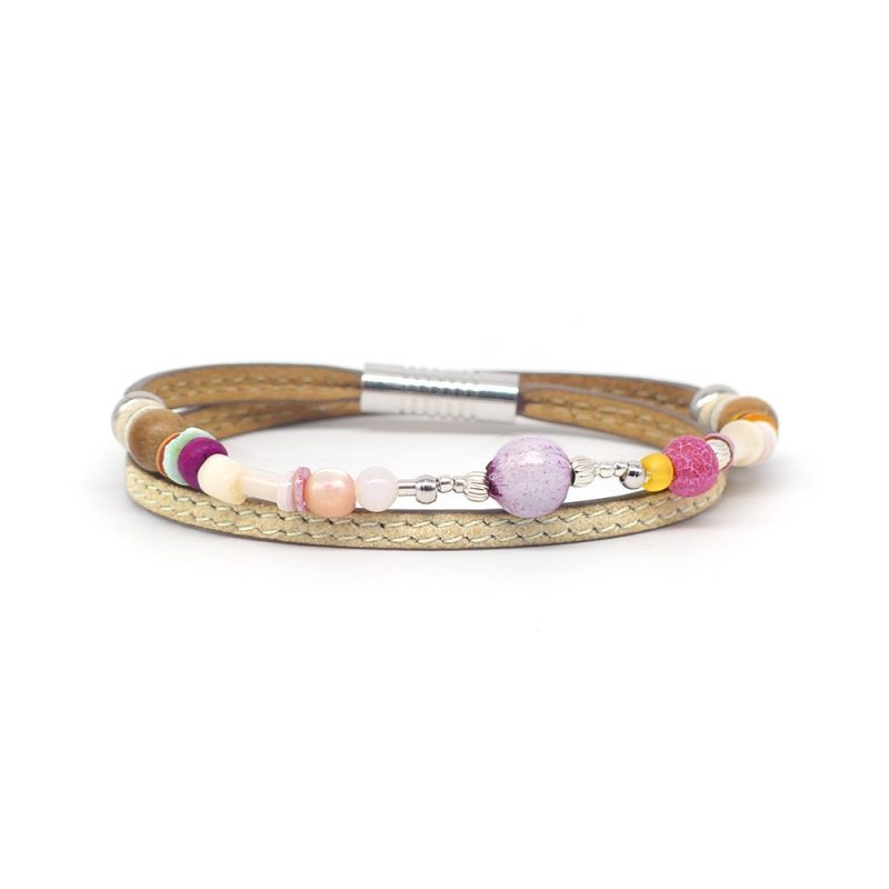 Bracelet en cuir artisanal et à perles pour femme Calao avec un design à la fois classique et original. Made in France, haut de gamme. Couleur amande. Fabriqué en France.