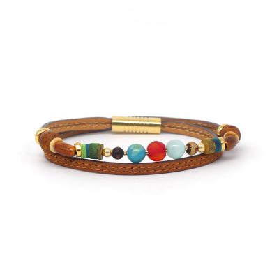 Bracelet en cuir artisanal et à perles pour femme Calao avec un design à la fois classique et original. Made in France, haut de gamme. Couleur marron rio et or. Fabriqué en France.