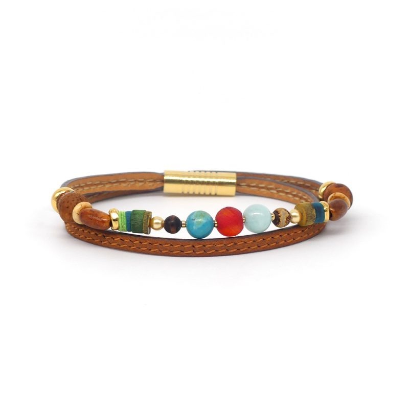 Bracelet en cuir artisanal et à perles pour femme Calao avec un design à la fois classique et original. Made in France, haut de gamme. Couleur marron rio et or. Fabriqué en France.