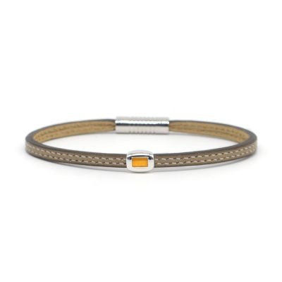 Bracelet en cuir artisanal Colibri avec un design classique et original. Couleur dauphine et argent. Accessoire de luxe fabriqué en France.