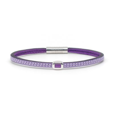 Bracelet en cuir artisanal Colibri avec un design classique et original. Couleur parme et argent. Accessoire de luxe fabriqué en France.