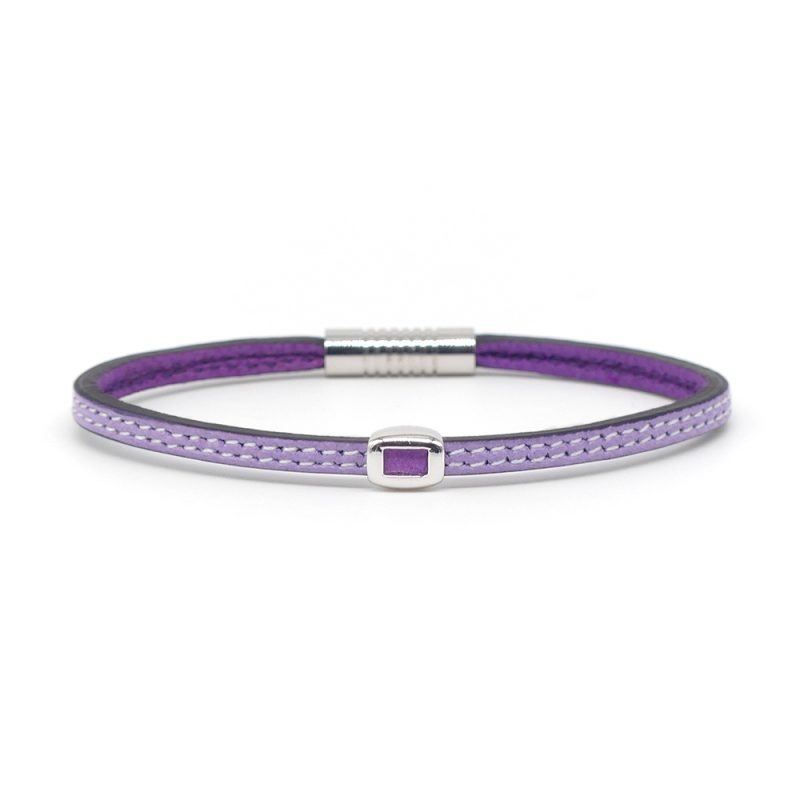 Bracelet en cuir artisanal Colibri avec un design classique et original. Couleur parme et argent. Accessoire de luxe fabriqué en France.