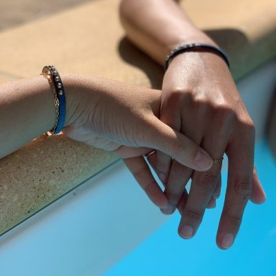 Bracelet en cuir artisanal pour femme Sirli avec un design à la fois classique et original. Made in France, haut de gamme. Couleur orange vermillion et boucle dorée. Fabriquée en France.