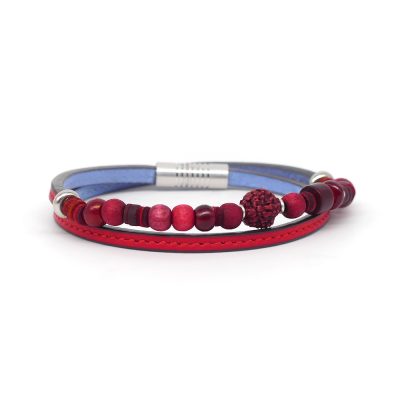 Bracelet en cuir artisanal et à perles pour homme Urubu avec un design à la fois classique et original. Made in France, haut de gamme. Couleur rouge écarlate avec boucle argentée. Fabriqué en France.