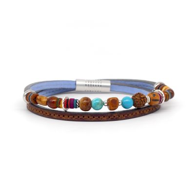 Bracelet en cuir artisanal et à perles pour homme Urubu avec un design à la fois classique et original. Made in France, haut de gamme. Couleur marron et bleu rio avec boucle argentée. Fabriqué en France.
