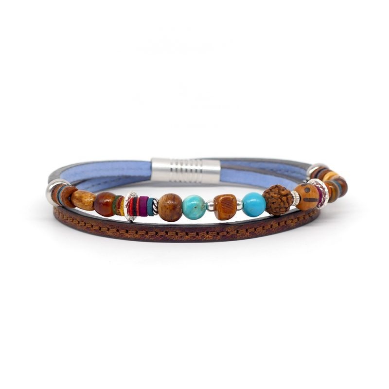 Bracelet en cuir artisanal et à perles pour homme Urubu avec un design à la fois classique et original. Made in France, haut de gamme. Couleur marron et bleu rio avec boucle argentée. Fabriqué en France.