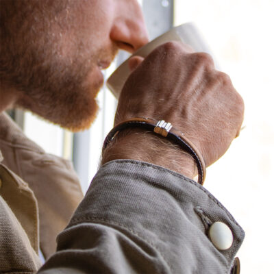 Bracelet en cuir artisanal pour homme Lycaon 10 couleur pain brulé avec fermoir argent. Made in France, de luxe. Fabriqué en France.