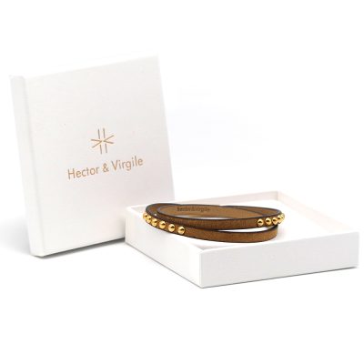 Bracelet en cuir artisanal pour femme Sirli avec un design à la fois classique et original. Made in France, haut de gamme. Couleur tabac, clous et fermoir dorés. Fabriquée en France.