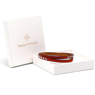 Bracelet en cuir artisanal pour femme Sirli avec un design à la fois classique et original. Made in France, haut de gamme. Couleur orange potiron, clous et fermoir dorés. Fabriquée en France.