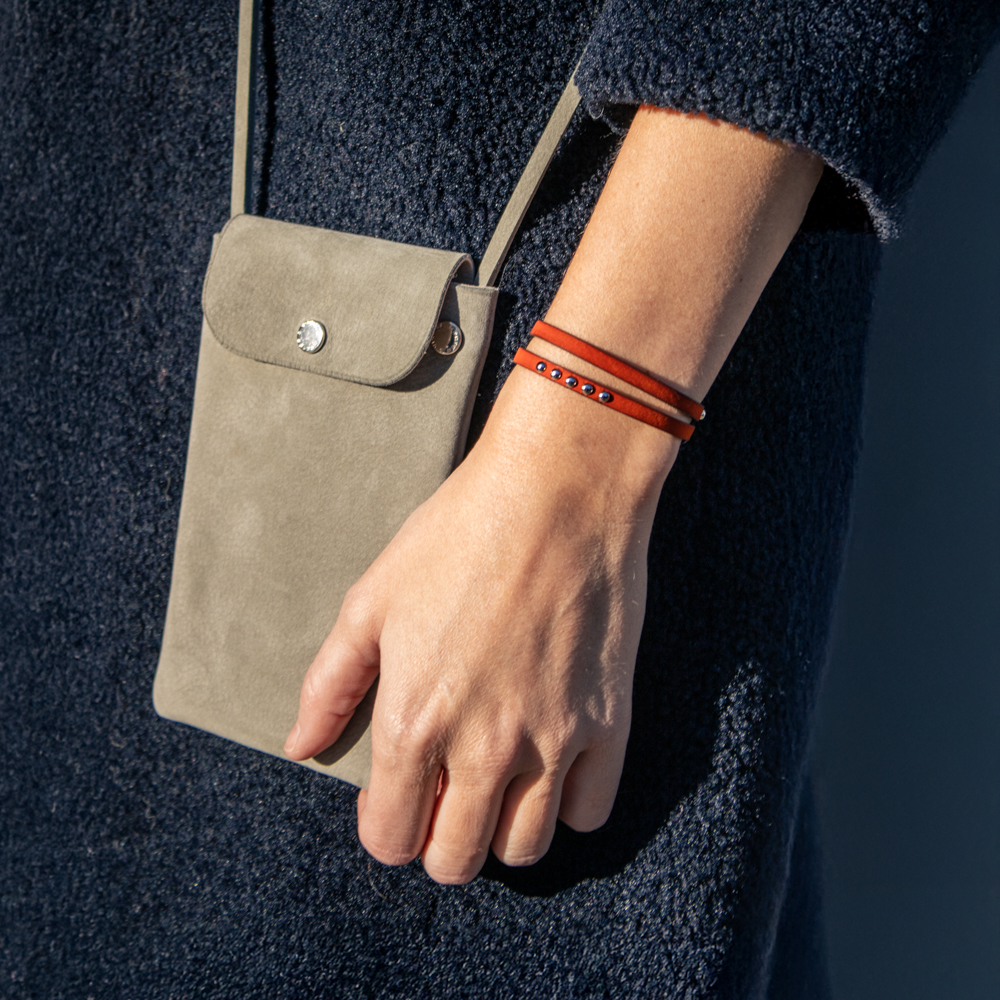 Bracelet en cuir artisanal pour femme Sirli avec un design à la fois classique et original. Made in France, haut de gamme. Couleur orange potiron, clous et fermoir dorés. Fabriquée en France.