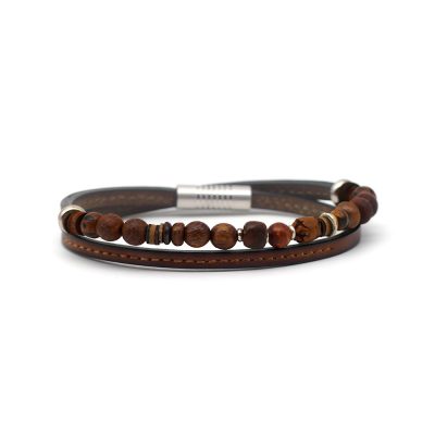 Bracelet en cuir artisanal et à perles pour homme Urubu avec un design à la fois classique et original. Made in France, haut de gamme. Couleur marron noisette avec boucle argentée. Fabriqué en France.