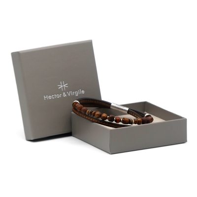 Bracelet en cuir artisanal et à perles pour homme Urubu avec un design à la fois classique et original. Made in France, haut de gamme. Couleur marron noisette avec boucle argentée. Fabriqué en France.