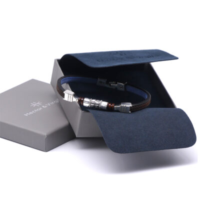 Bracelet en cuir artisanal, perles et argent pour homme Serval avec un design à la fois classique et original. Made in France, haut de gamme. Couleur pain brûlé. Fabriqué en France.