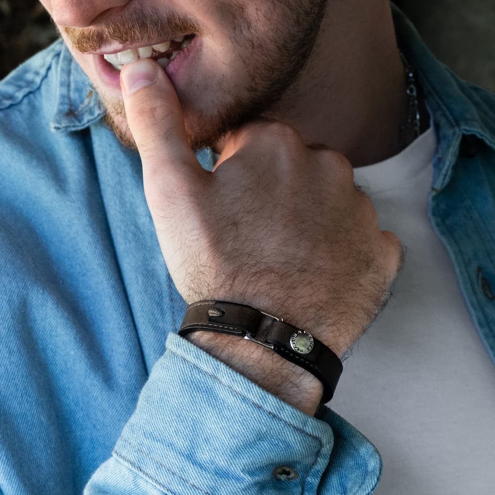 Bracelet large en cuir artisanal pour homme Koudou avec un design à la fois classique et original. Made in France, de luxe. Couleur bronze. Fabriquée en France.
