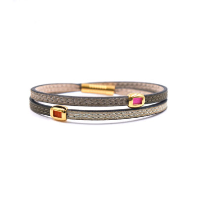 Bracelet en cuir artisanal Arlequin avec un design classique et original. Couleur lichen, sable et bronze. Accessoire de luxe fabriqué en France.