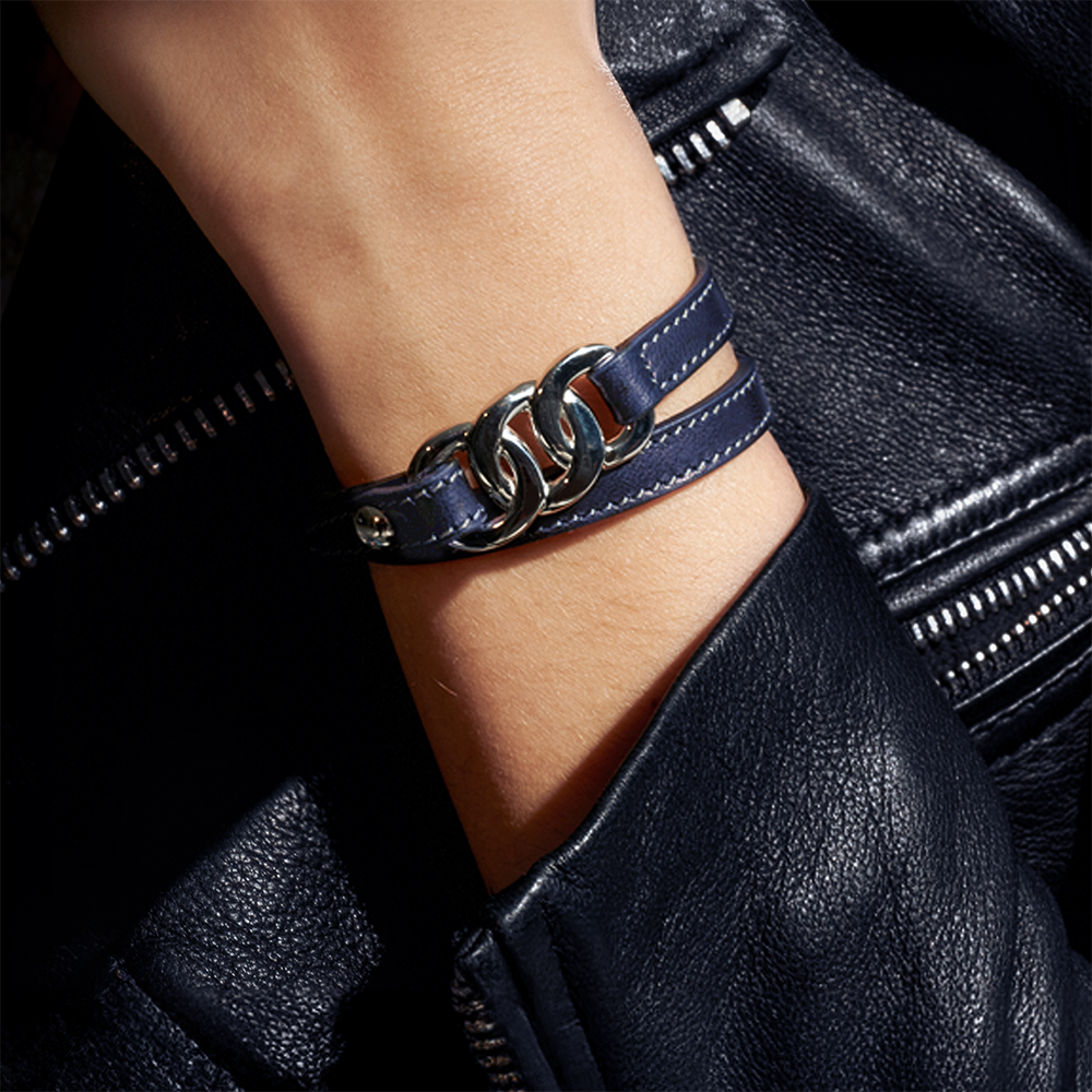 Bracelet en cuir artisanal pour femme le Hulotte avec un design à la fois classique et original. Made in France, haut de gamme. Couleur bleu nuit. Fabriquée en France.