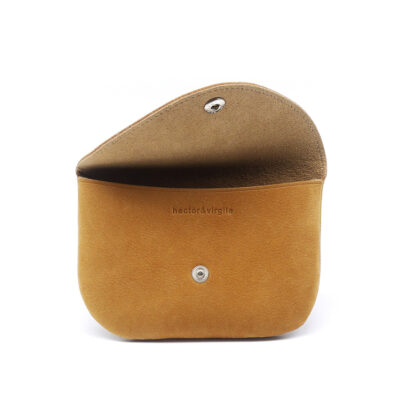 Portemonnaie Coulicou en cuir doux couleur chamois. Made in France, haut de gamme, artisanal. Fabriqué en France.