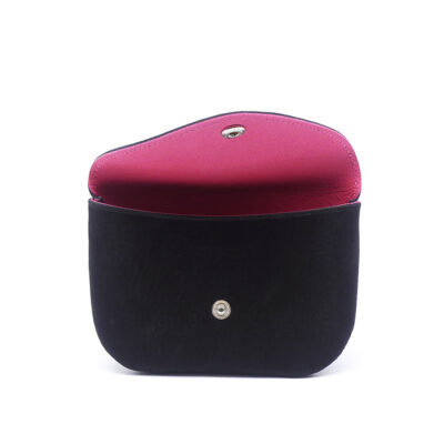 Portemonnaie clouté Coulicou en cuir doux couleur noir charbon et rose fuchsia. Made in France, haut de gamme, artisanal. Fabriqué en France.