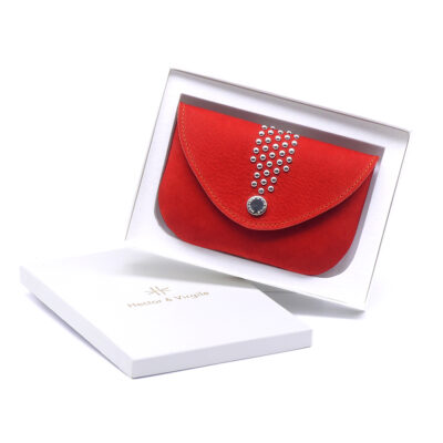 Packaging de portemonnaie clouté Coulicou en cuir doux couleur rouge brique. Made in France, haut de gamme, artisanal. Fabriqué en France.