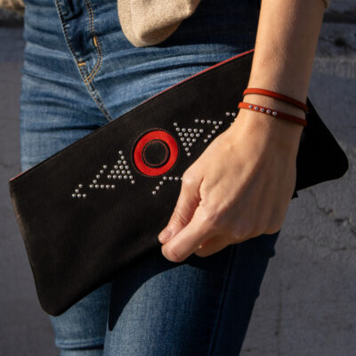 Pochette zippée Mérou en cuir doux couleur charbon. Made in France, haut de gamme, artisanal. Fabriqué en France.