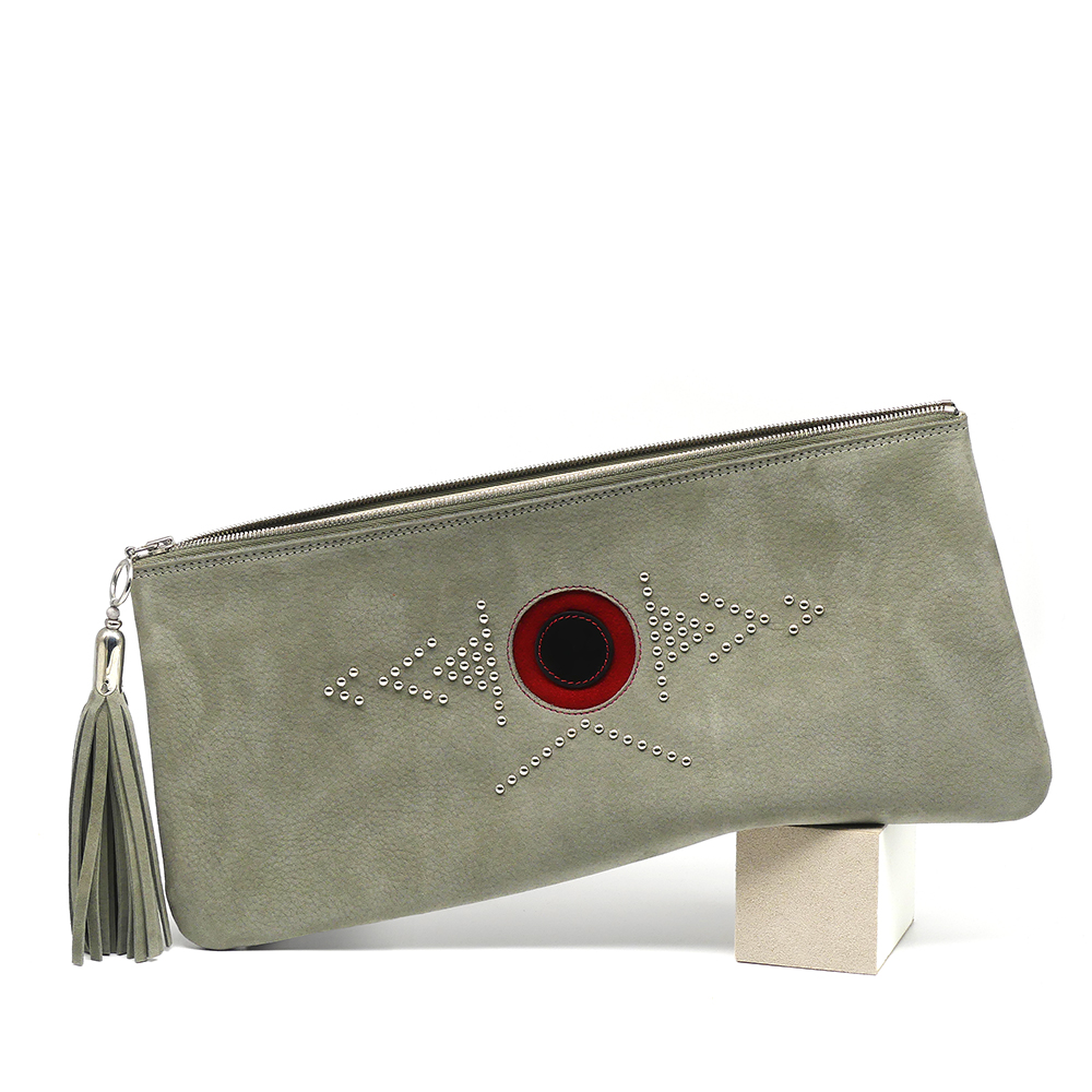 Pochette zippée Mérou en cuir doux couleur lichen. Made in France, haut de gamme, artisanal. Fabriqué en France.