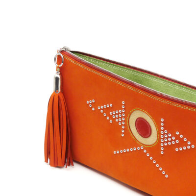 Pochette zippée Mérou en cuir doux couleur potiron. Made in France, haut de gamme, artisanal. Fabriqué en France.